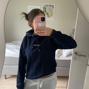 Mörkblå hoodie med text och stjärna - Säljer en mörkblå hoodie med texten 'SKI. PARTY. REPEAT.' och en stor vit stjärna på ryggen. Hoodien har en klassisk design med dragsko i huvan och långa ärmar. Perfekt för en avslappnad stil.