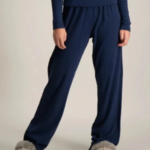 Mörkblå pyjamasbyxor/mjukisbyxor stl 170/176 - Säljer bekväma mjukisbyxor i mörkblått från Kids Brand store i märket RYVLS. Storlek 170/176 som motsvarar XS. Helt nya med kapparna kvar! 