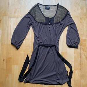 Vintage Stüssy klänning S - Grå klänning från Stussy med spetsdetaljer upptill och knappar framtill. Klänningen har trekvartsärmar och ett knytband i midjan för en fin passform. Skickas från Berlin, frakt tillkommer :)