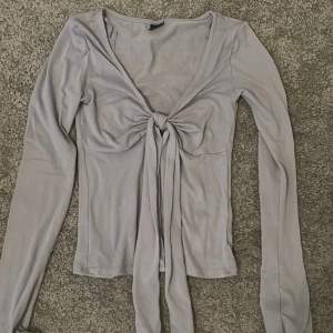 Ljusblå långärmad topp med knyt - Säljer denna då jag inte använder den längre, inga tecken på användning 