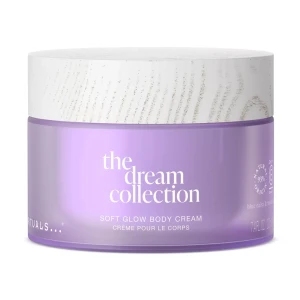 Ny! Soft Glow Body Cream från The Dream Collection - Ny! Upptäck en lyxig kroppskräm från The Dream Collection med en lugnande doft av blå tusensköna och månsten. Krämen har ett diskret, syrenlila skimmer och lämnar en doft av jasmin och sandelträ. Perfekt för en återfuktande och avslappnande upplevelse. 220ml, full size 