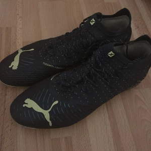Mörkblåa  fotbollsskor från Puma - Säljer ett par mörkblåa PRO fotbollsskor från Puma med snörning och rund tå. Skorna har en stilren design och är använda endast fåtal gånger och säljs därför till ett rimligt pris.