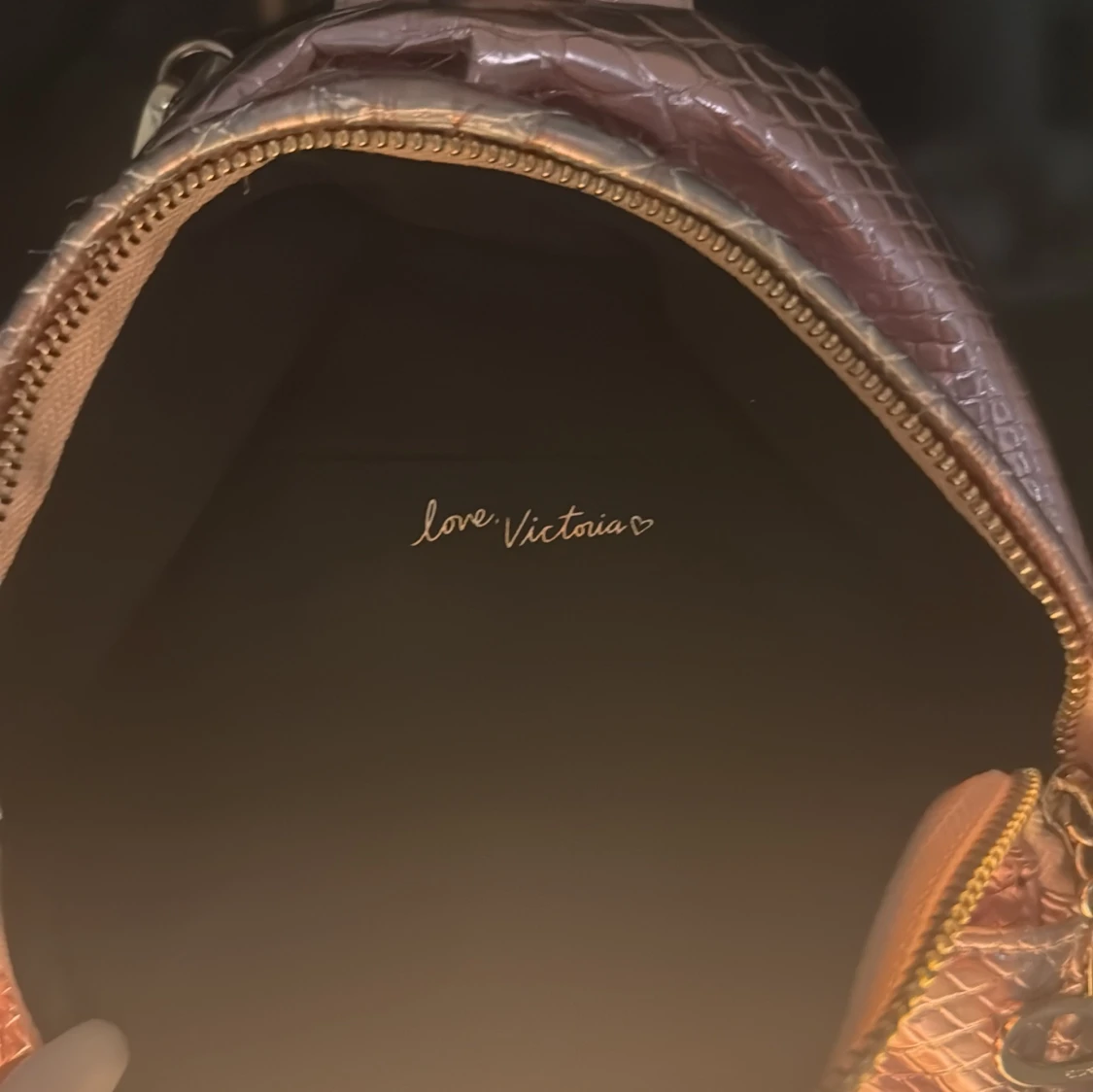 Rosa ryggsäck med ormskinnsmönster - 3