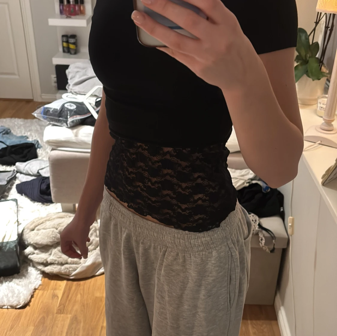 Svart kortärmad topp med spetsdetalj - 2