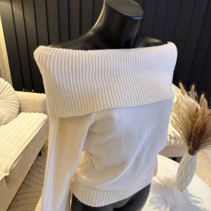 Beige offshoulder tröja - Snygg beige offshoulder tröja med ribbad kant. Perfekt för en stilren look. Tröjan har långa ärmar och en mjuk känsla. Passar perfekt som oversize modell (s/m/l storlek). Jag rekommenderar den varmt.🌸👌