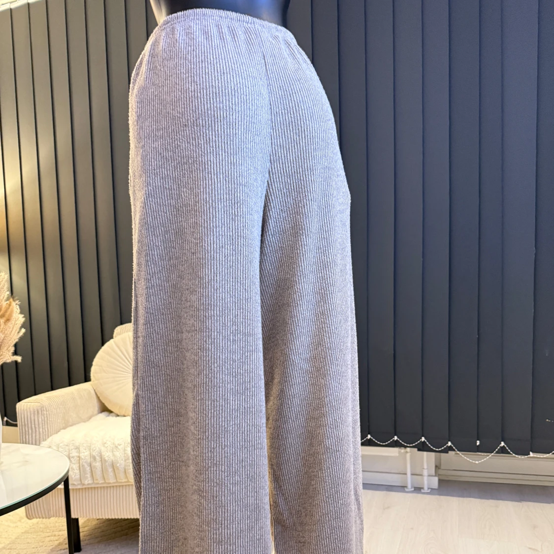 Grå ribbade byxor med knytband