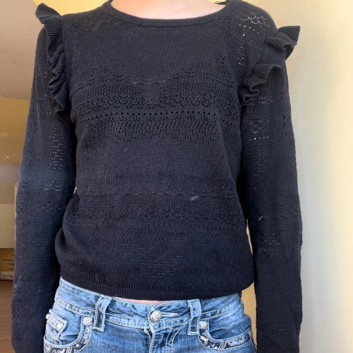 Svart stickad tröja med volangdetaljer - 1