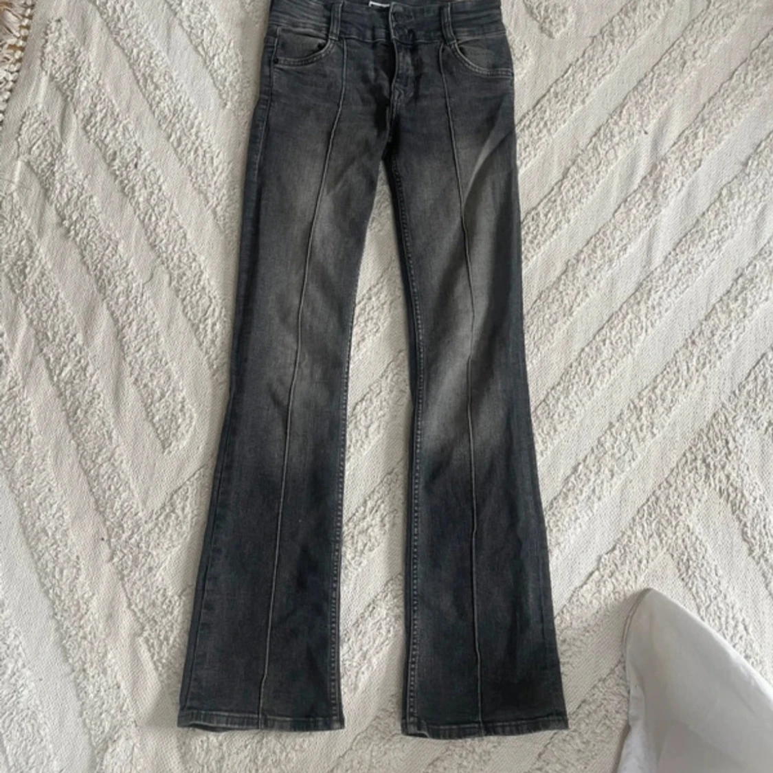 Grå bootcut jeans från Dr. Denim