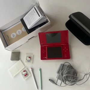 Röd Nintendo DS med spel och tillbehör - Säljer en röd och en svart Nintendo DS med två skydd, flera spel och tillbehör. Inkluderar populära spel som Mario Kart DS och New Super Mario Bros. Även petshop spel och bakugan. peKommer med laddare, stylus och skyddsfodral.  Hello Kitty spelfodral och penna. Pris kan diskuteras vid snabb affär.