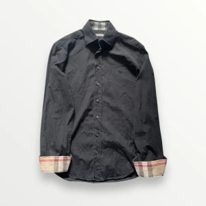 Burberry skjorta  - Storlek small väldigt bra skick! Nypris 5000:- vårt pris 1299:-