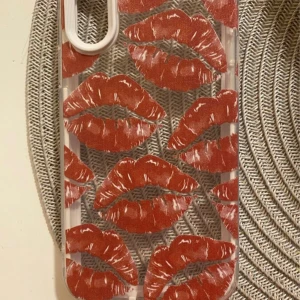 Mobilskal med läppmotiv - Snyggt mobilskal med ett iögonfallande läppmotiv i rött och transparent design. Perfekt för att ge din telefon en unik och trendig look. Ska vara till en IPhone X