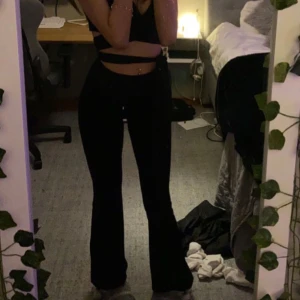 Svarta byxor  - Svarta utsvängda byxor från Ginatricot som nya. Fler bilder finns för de intresserade 💕