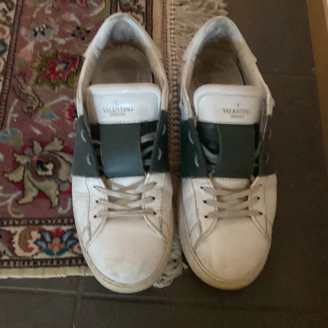 Valentino sneakers i vitt och grönt - 1