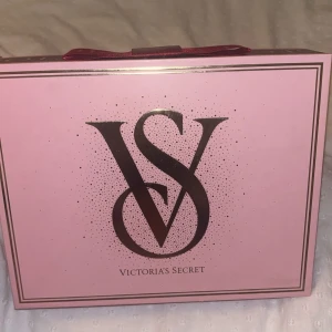 Victoria's Secret Bombshell Presentset - Lyxigt presentset från Victoria's Secret med doften Bombshell. Innehåller en stor och en liten parfymflaska samt en kroppslotion. Doften har inslag av purple passion fruit, shangri-la peony och vanilla orchid. Aldrig använt då jag håller mig till en favorit parfym.❤️(Från Sidney, Australien)