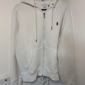 Ralph lauren hoodie - Hej säljer nu min vita zip hoodie från ralph lauren. Hoodie är riktigt fräsch och passar till alla tillfällen. Vid frågor eller funderingar är det bara att skriva🙏❤️