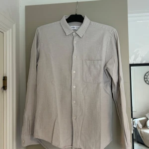 Beige skjorta från Samsøe Samsøe - Snygg beige skjorta från Samsøe Samsøe med klassisk krage och bröstficka. Passar M/mindre L