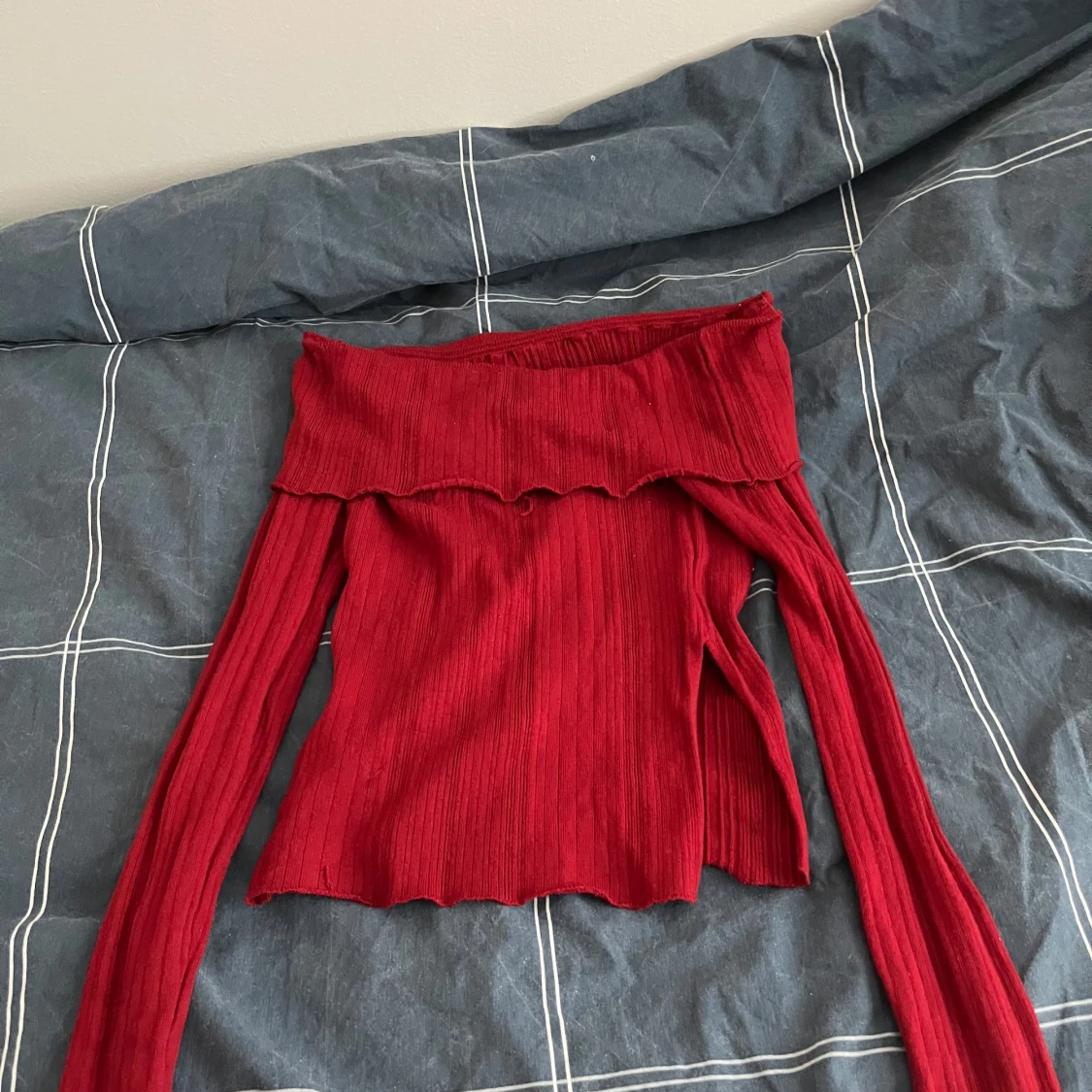 Röd ribbad offshoulder topp
