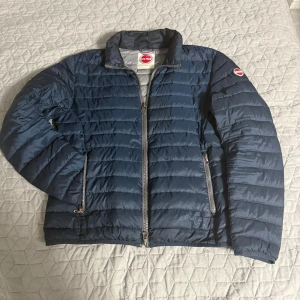 Tunn dunjacka Colmar (SÄNKT PRIS!) - Säljer en riktigt schysst jacka från Colmar. Jackan är i bra skick och är i storlek 52. Bara att skriva vid frågor.