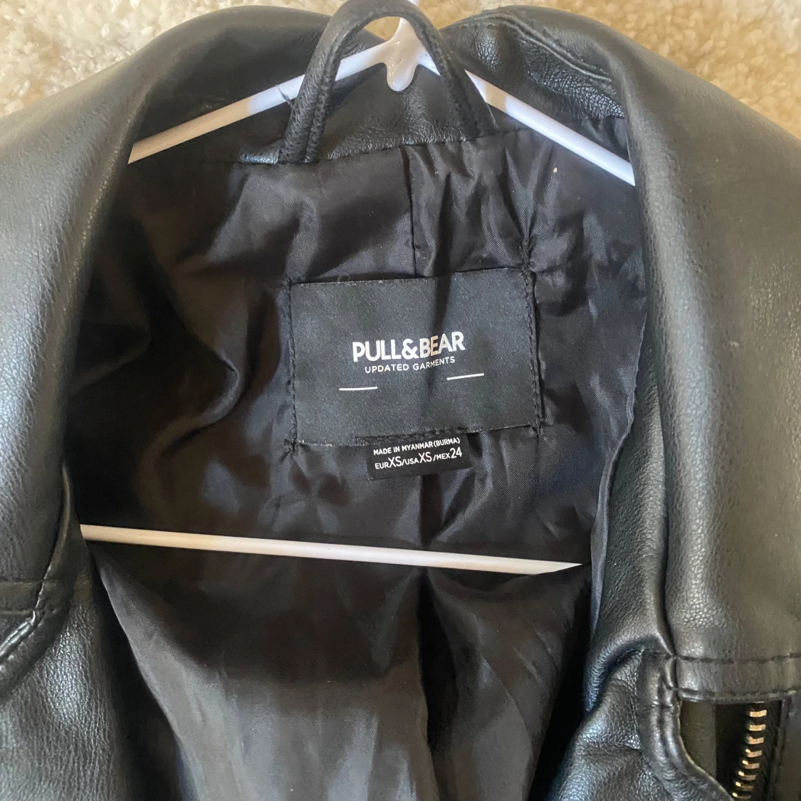 Svart skinnjacka från Pull & Bear - 1