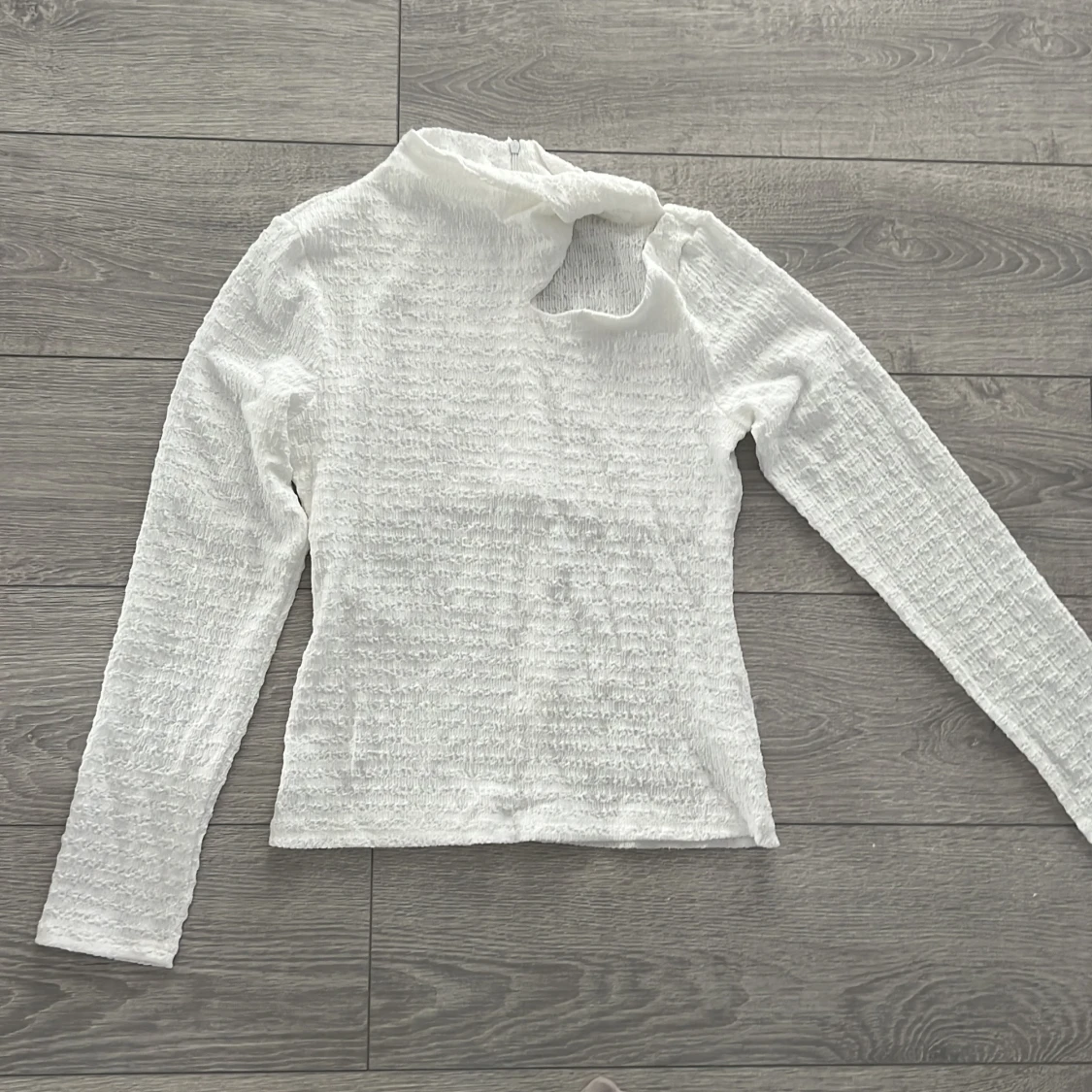 Vit långärmad topp med unik design