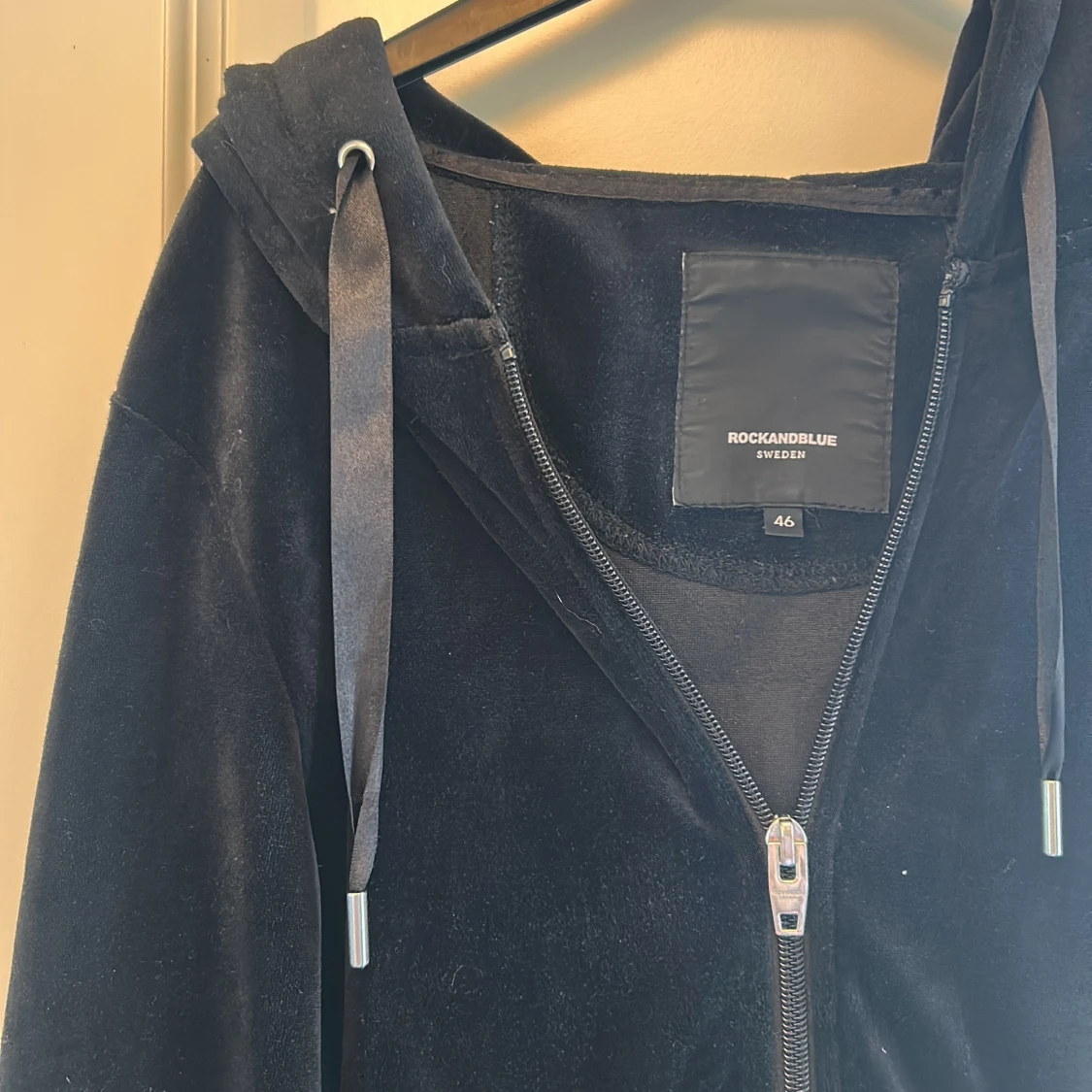 Svart hoodie från Rockandblue - 1