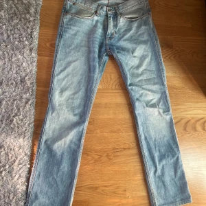 Ljusblå jeans från Acne Jeans - Snygga ljusblå jeans från Acne Jeans med klassisk femficksdesign och knappgylf. Perfekta för en avslappnad stil. De har en rak passform och är tillverkade i denim.