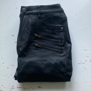 🍒Skinnbyxor (imitation)🍒 - 🍒GET READY TO PARTY🍒Trendiga skinnbyxor i skinny passform med medelhög midja. Kommer i ett stretchigt tyg med coated yta. Stl 36, men passar mer som 38-40. Nypris 599kr. Snygg stylad till vårens boho trend!🍒
