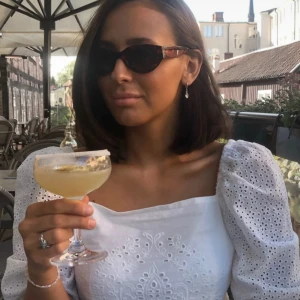 Vit broderad blus med puffärmar - Säljer en söt vit blus med puffärmar och broderade detaljer. Blusen har en fyrkantig halsringning och är croppad, 🤍