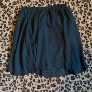 Svart kjol  - Snygg svart kjol. Kjolen har en lätt och flödande design som ger en elegant look. Perfekt för att matcha med olika toppar och accessoarer.