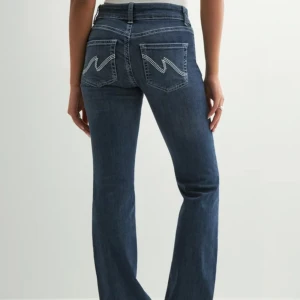lågmidjade bootcut jeans - superfina lågmidjade bootcut jeans! storlek 32 (passar mig som har xs/s vanligtvis) 