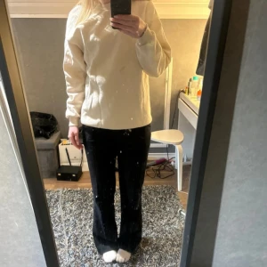 Beige sweatshirt från Gina  - Säljer en stilren beige sweatshirt från Gina. Tröjan har en klassisk design med långa ärmar och rund halsringning. Stor i storleken, perfekt för en avslappnad look. 🧡