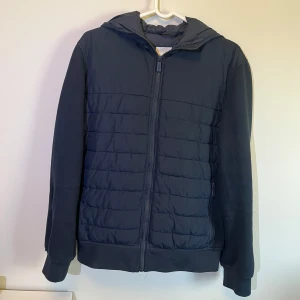 Mörkblå cardigan - Riktigt skön cardigan med luva. Den är i bra skick, storlek M. Skriv vid minsta intresse, pris kan diskuteras vid smidig affär 😀