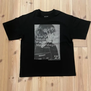 Maison Margiela NewVogue T-Shirt - En riktigt fet Maison Margiela T-Shirt. Perfekt till sommarn. Storlek S och är i prima skick. Tveka inte vid någon fråga 😁