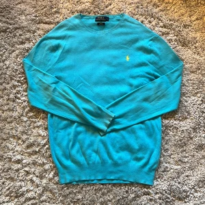 Ralph lauren sweatshirt - Säljer denna snygga ljusblå Ralph lauren tröjan i storlek L. Den är i bra skick förutom att den har en gräsfläck på armen, kan skicka bild vid intresse. Bara att skriva över frågor och funderingar.