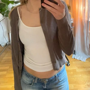 Kofta från H&M - Superfin kofta från h&m som inte kommer till användning💕Storleken är M men passar även på S