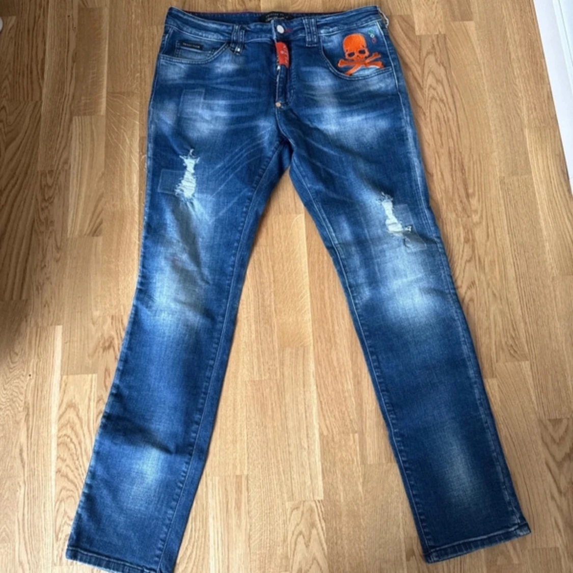 Blå jeans med dödskalle från Philipp Plein