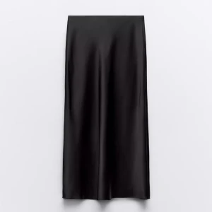 Svart långkjol i satin - Elegant svart långkjol i satin med en slät och glansig yta. Kjolen har en klassisk och tidlös design som passar perfekt för olika tillfällen. Den har en rak passform. Fråga för flera bilder! Köpt för 329 kr