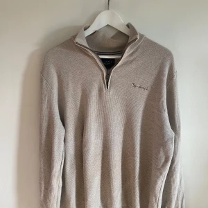 Beige tröja med dragkedja från Bondelid - Köpt för 700-1000kr på MQ för typ ett år sen. Knappt använd då jag köpte en förstor storlek. Använd ett fåtal gånger. Säljer en stilren beige tröja från Bondelid med dragkedja och broderad logga på bröstet. Tröjan har en klassisk design. Perfekt för en avslappnad och snygg look. Hade rekommenderat att ha en randig skjorta eller nån skjorta med kontrast under för en stilren look