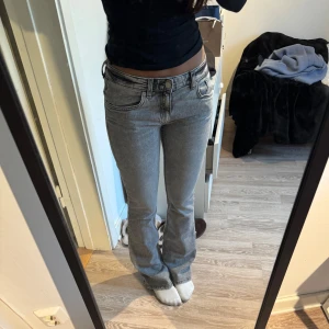Grå bootcutjeans - Säljer ett par snygga grå bootcutjeans med låg midja💖Aldrig använda 💖