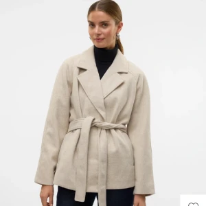 Beige kappa med bälte från Vera Moda 💖 - Jag säljer min beigea kappa från Vero Moda med knytbälte i midjan. Jackan har en klassisk krage och långa ärmar, perfekt för höst och vår. Har endast använt denna kappa ett fåtal gånger föra hösten och säljer pga att de inte komma till användning. Köpte den för 699kr men eftersom den är använd så säljer jag den för ett lägre pris 🥰❤️‍🔥