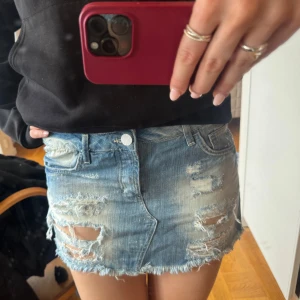 vintage jeanskjol - supersnygg vintage jeanskjol. den är i storlek 38 men passar mig som brukar ha 36 också. 