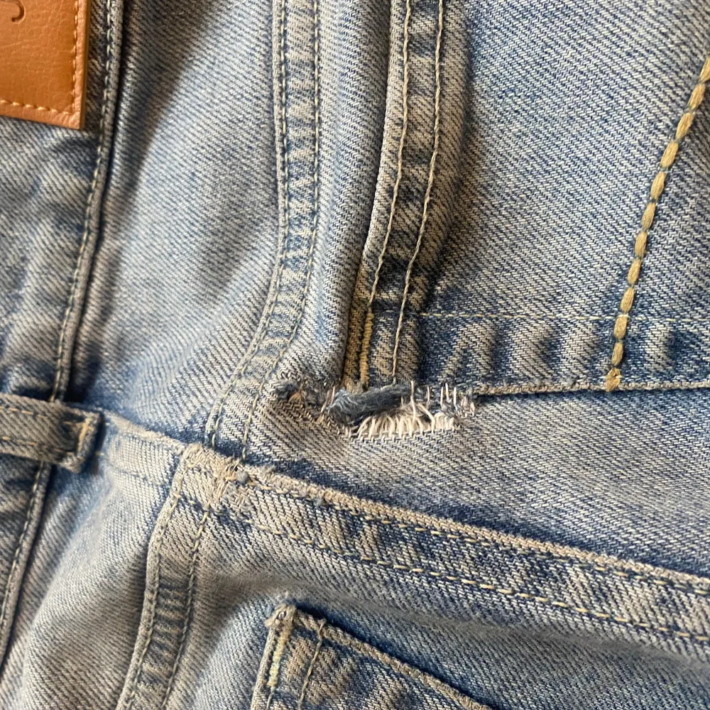 Snygga blå bootcut jeans från Junkyard, sparsamt använda men ett litet håll på bakfickan som går att fixa💞strechigt material så formar sig efter kroppen, mer som än S än Xs. Farkut & Housut.