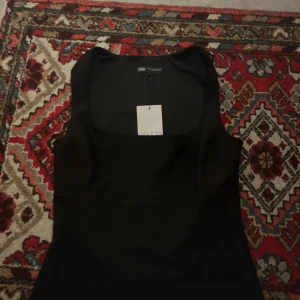 Svart topp från zara  - Jättefin topp från zara, efter traktad och slutsåld.☺️❤️ nypris 359kr