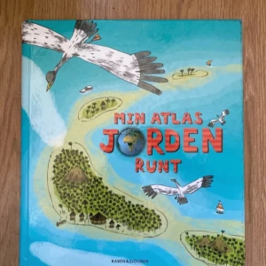 Min Atlas Jorden Runt - Upptäck världen med 'Min Atlas Jorden Runt' från Rabén & Sjögren. Denna färgglada bok är fylld med kartor och illustrationer som tar dig på en resa genom olika kontinenter och kulturer. Perfekt för nyfikna barn som vill lära sig mer om vår planet.