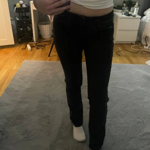 Svarta pepe jeans - Hej jag säljer mina Pepe jeans för jag känner att dom sitter för tajt på mig, har använt dom ett par få gånger och inte utslitna.  Jag är 171 cm lång och dom sitter bra i längden men är för tajta, skriv om du vill ha mer bilder!