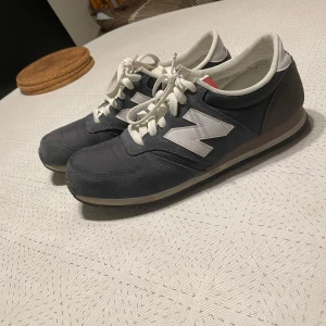 New Balance 420  -  New Balance 420 använd ett par gånger bara! Säljer pågrund av att dom inte passar min fot längre! Helt nya! 