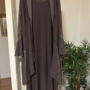 Elegant klänning  - En jätte fin elegant klänning kommer i Two pieces,  klänning och en del över. Funkar till många storlekar. Det står 52 på etiketten men jag har storlek s-m och den funkar jätte bra på mig. Använts endast en gång och den köptes från Canada 