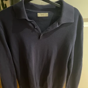 Mango polo - Säljer en långarmad polotröja från mango. Den är rätt liten i strl men är i strl S. Hör av dig vid ev frågor. 