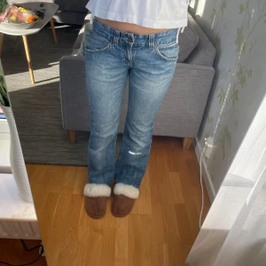 Jeans lowwaist utsvängda lågmidjade bootcut  - Jeans midja: 39cm innerbenslängd: 85cm. Lånade bilder 