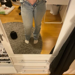 Zarajeans - Zara jeans ljusblå med knappar, blivigt försmå